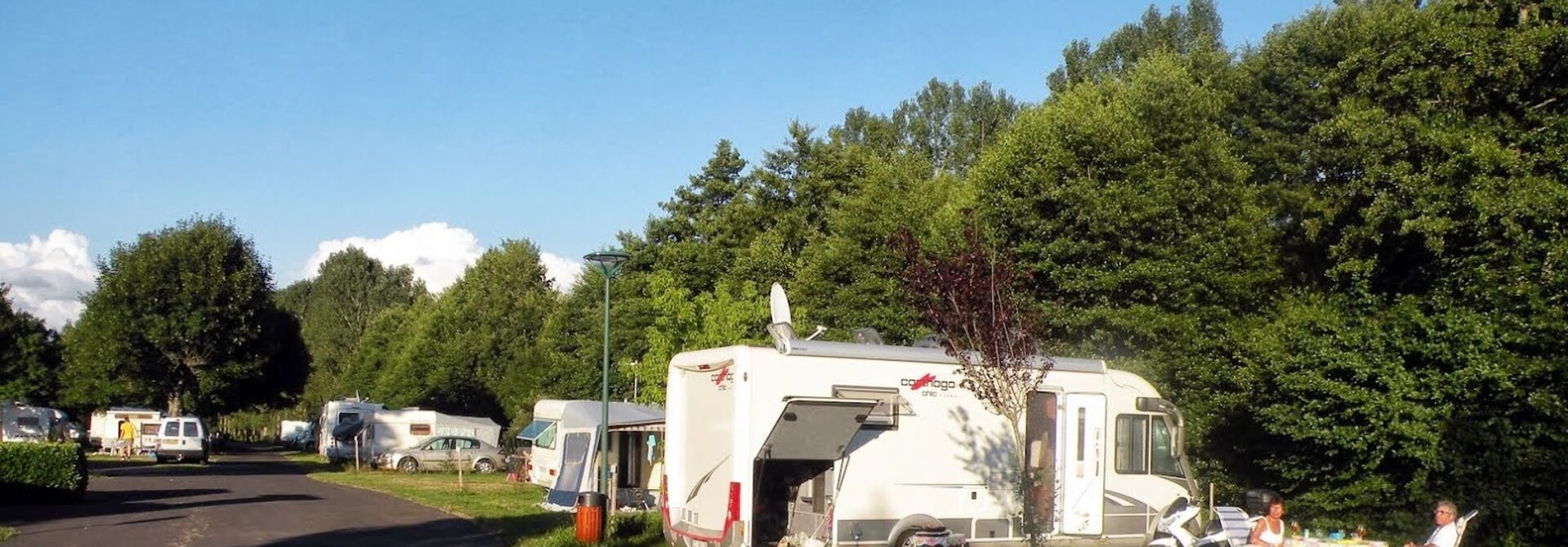 Emplacements du Camping Le Val de Cère (15)